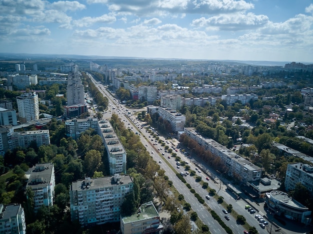 Luchtfoto van drone die over de stad kishinev moldavië vliegt