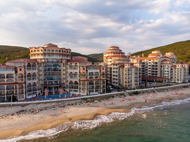 Luchtfoto van drone naar zeeresort sunny beach aan de bulgaarse zwarte zeekust