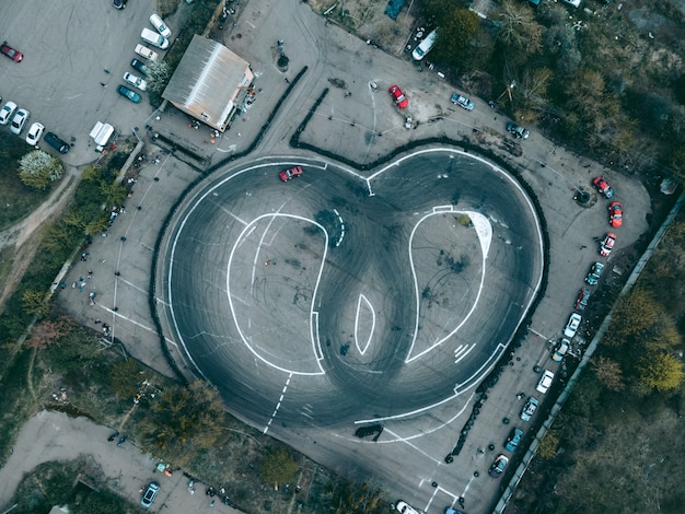 Luchtfoto van drone op sportbaan om door auto's te drijven