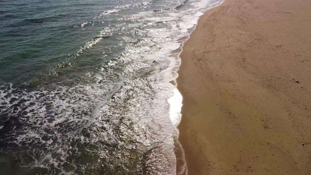 Luchtfoto van drone op stormachtige zee en kust