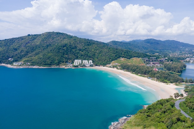 Luchtfoto van drone. Panorama landschapsmening van Oceaan zee en kust Andamanzee Zuid-Thailand. Bij Rawai, Phuket Thailand. Aard en reisconcept.