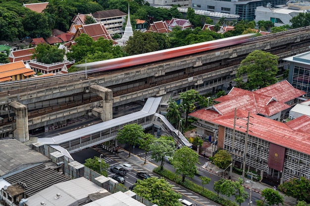 Luchtfoto van drukke bts skytrain en straat beneden in de buurt van siam center in bangkok thailand