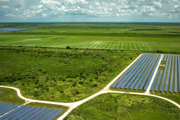 Luchtfoto van duurzame elektrische centrale tussen landbouwgronden met fotovoltaïsche panelen voor het produceren van schone elektrische energie Concept van hernieuwbare elektriciteit zonder emissie