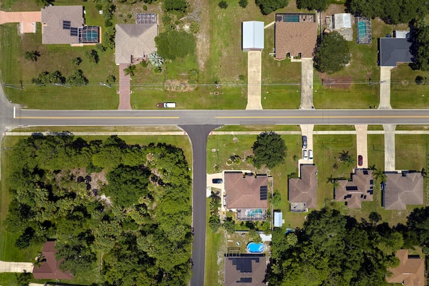 Luchtfoto van een Amerikaans stadje in Florida met privéwoningen tussen groene palmbomen en straten in de voorsteden in een rustige woonwijk