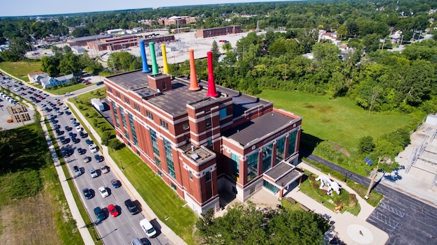 Luchtfoto van een bakstenen gebouw met veelkleurige schoorstenen Science Central in Fort Wayne Indiana