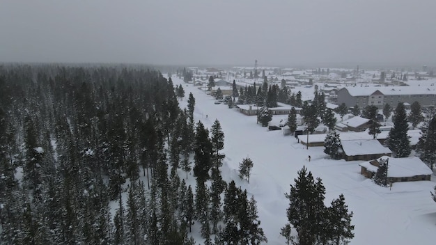 Luchtfoto van een besneeuwde winterdag in de amerikaanse stad met rijen huizen met besneeuwde kamers