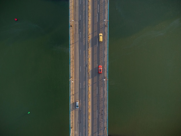 Luchtfoto van een brug over een grote rivier met veel verkeer