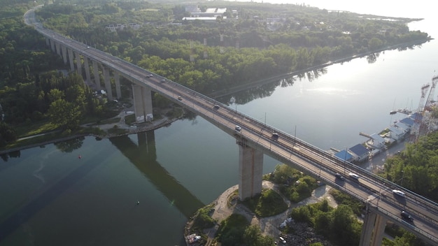 Luchtfoto van een brug over een grote rivier met veel verkeer