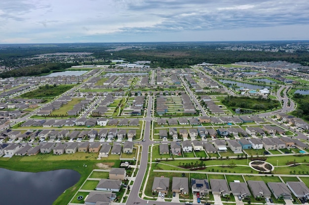 Luchtfoto van een buitenwijk in Austin, Texas met bomen en een bewolkte lucht op de achtergrond.