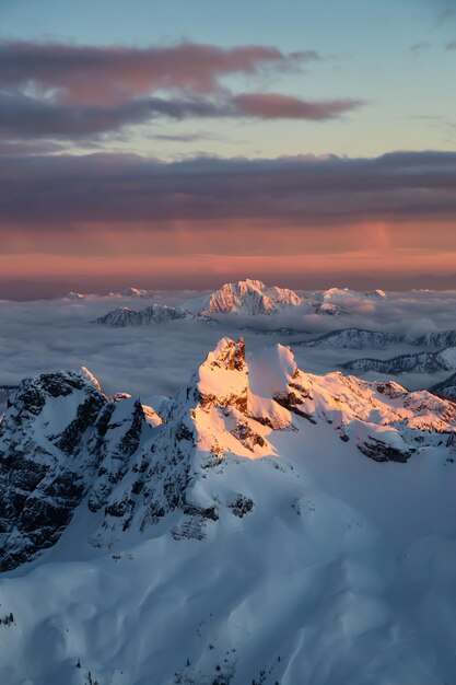 Luchtfoto van een Canadees landschap tijdens een zonsondergang in de winter Natuur Achtergrond