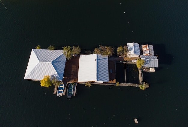 Luchtfoto van een drijvend huis in de gemeente Vacha Dam Devin, Bulgarije