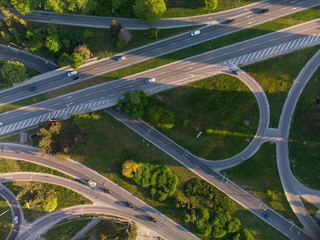 Luchtfoto van een drone naar een kruispunt in de stad Varna