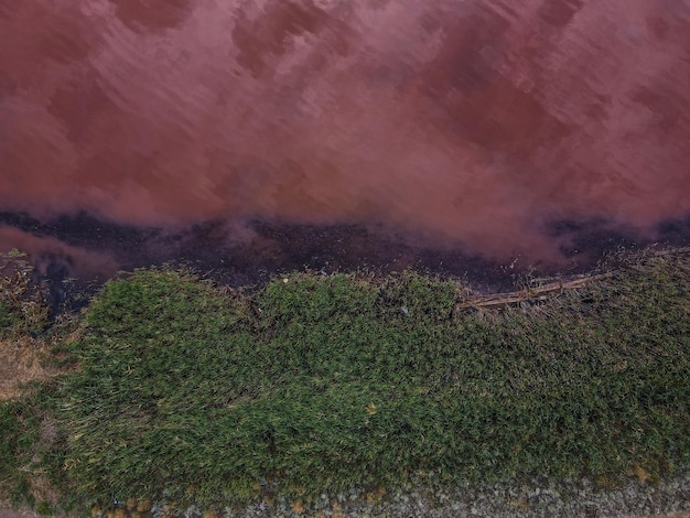 Luchtfoto van een drone op een roze meer buiten