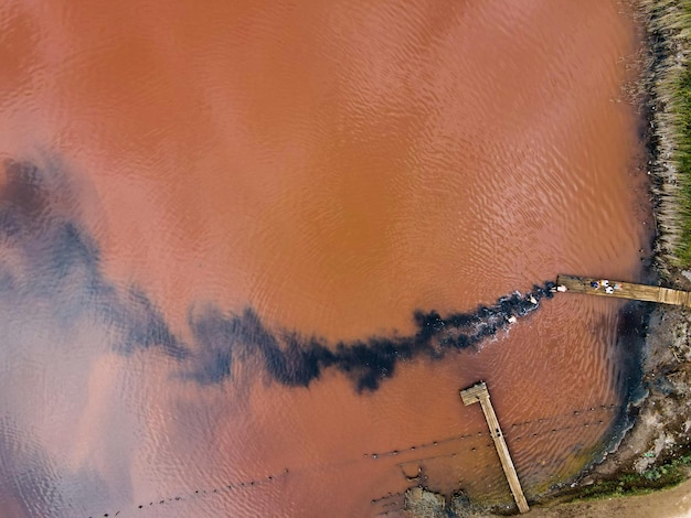 Luchtfoto van een drone op mensen die buiten in vuil water roestige kleur baden