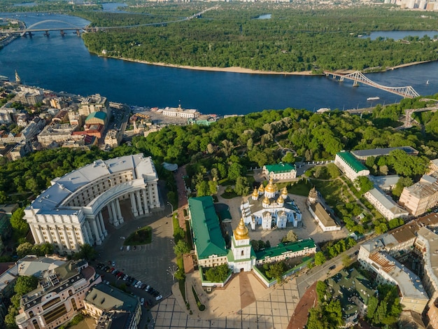 Luchtfoto van een drone st michaels goldendomed klooster in kyiv