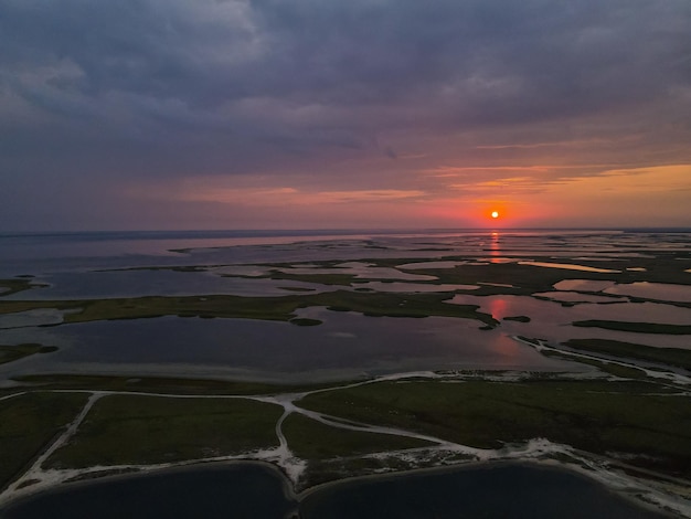 Luchtfoto van een drone tot zonsondergang boven de meren buiten