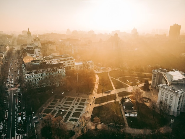 Luchtfoto van een drone van de St. Andrew's Church in Kiev in de herfst bij zonsondergang