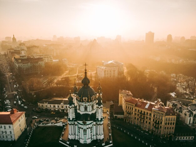 Luchtfoto van een drone van de St. Andrew's Church in Kiev in de herfst bij zonsondergang