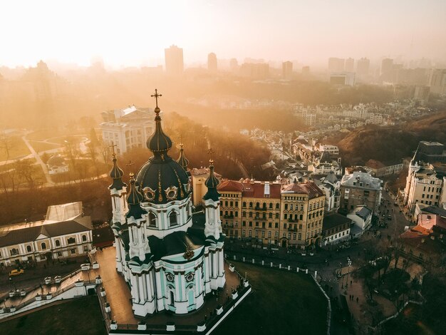 Luchtfoto van een drone van de St. Andrew's Church in Kiev in de herfst bij zonsondergang