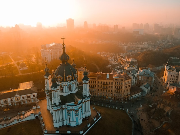 Luchtfoto van een drone van de St. Andrew's Church in Kiev in de herfst bij zonsondergang