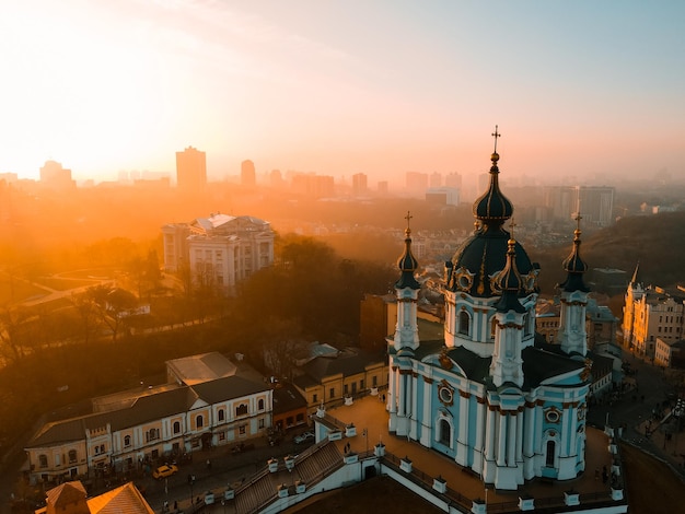 Luchtfoto van een drone van de St. Andrew's Church in Kiev in de herfst bij zonsondergang