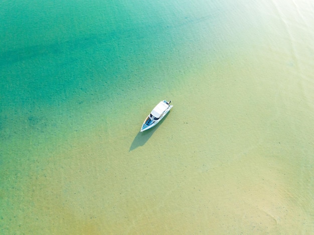 Luchtfoto van een drone van een prachtig strand met turquoise zeewater en een speedboot van de Golf van Thailand Kood eiland Thailand