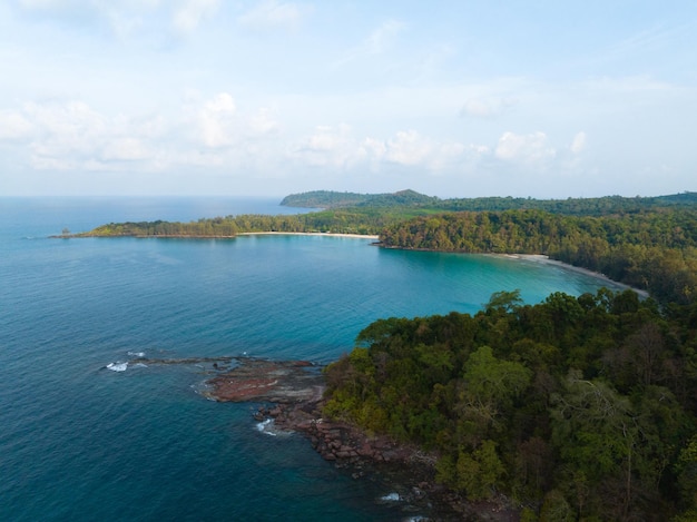 Foto luchtfoto van een drone van een prachtig strand met turquoise zeewater en palmbomen van de golf van thailand