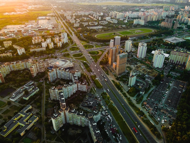 Luchtfoto van een drone van een snelweg in de stad bij zonsondergang