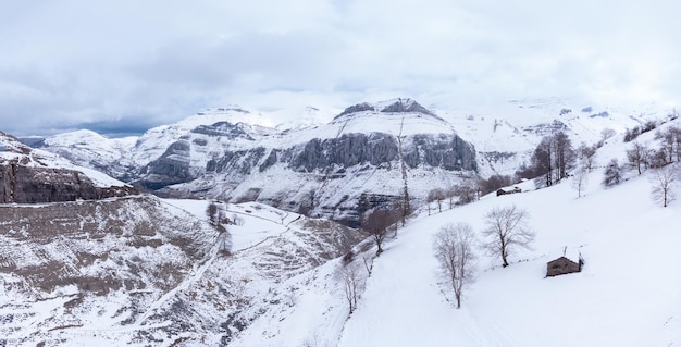 Luchtfoto van een drone van het besneeuwde landschap