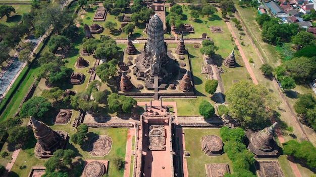 Luchtfoto van een drone van Wat Ratchaburana in Ayutthaya Historical Park, Thailand, een oude site of mijlpaal die door UNESCO als werelderfgoed wordt beschouwd.