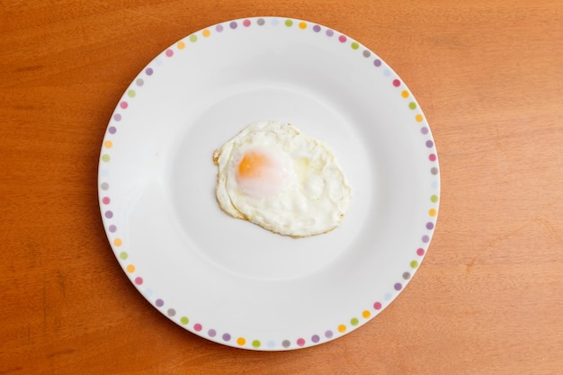 Luchtfoto van een gebakken ei op een bord
