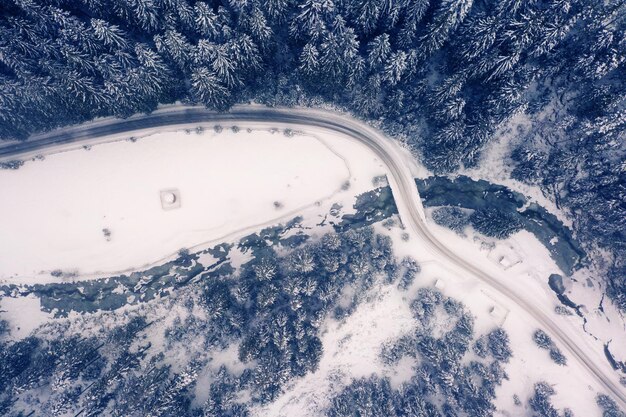 Luchtfoto van een gebogen bergweg in Europa.