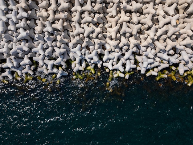 Foto luchtfoto van een golfbreker in de zee een verzameling betonnen tetrapod-breakers
