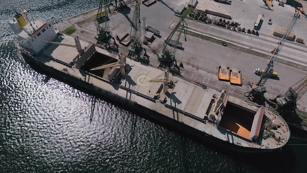 Foto luchtfoto van een groot vrachtschip dat bij zonsondergang in de haven met tarwe is geladen