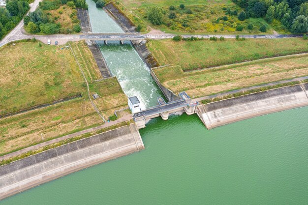 Luchtfoto van een grote dam met een sterke stroom water op het meer, in de stad Metkow, Polen