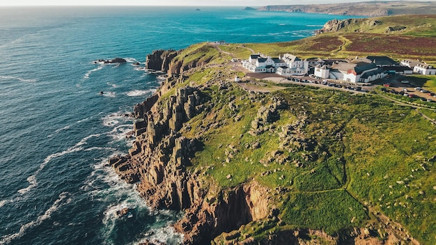 Luchtfoto van een grote zeebaai met rotsen