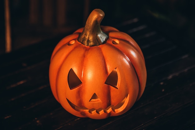 Luchtfoto van een Halloween-pompoen Jack O-lantaarn 's nachts