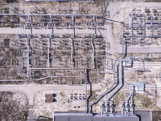 Luchtfoto van een hoogspannings elektrisch onderstation.