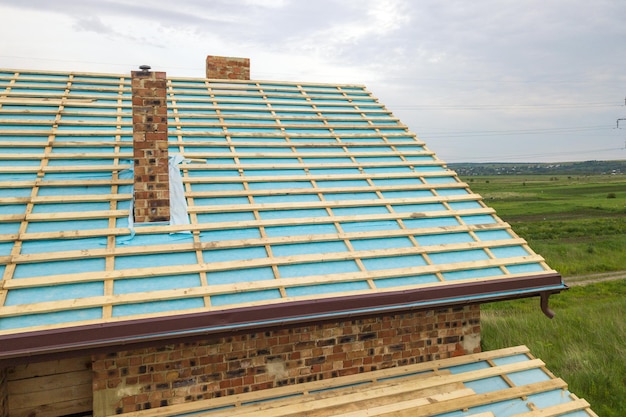 Luchtfoto van een houten dakframe van een bakstenen huis in aanbouw