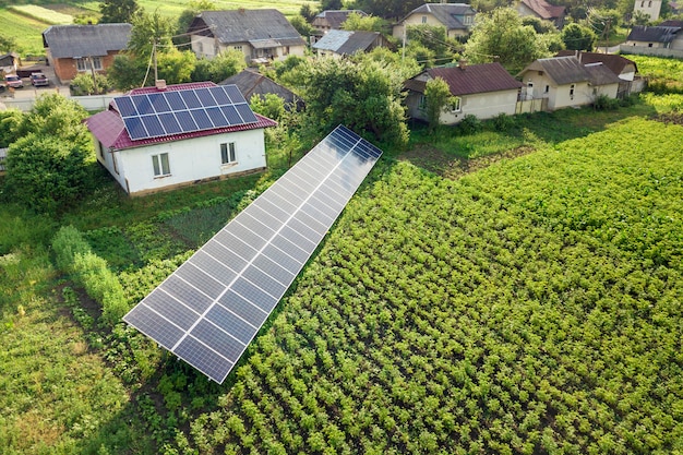 Luchtfoto van een huis met blauwe zonnepanelen