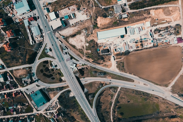 Luchtfoto van een industriegebied infrastructuur aan de rand van de stad snelweg auto's gebouwen zonnige lente dag transport en infrastructuur