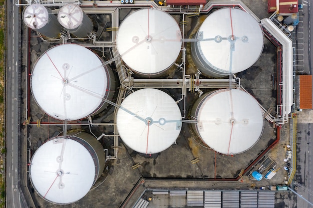 Foto luchtfoto van een industriële tanks voor brandstof in een zeehaven, schieten vanuit een drone