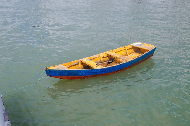 Luchtfoto van een kano in de oceaan