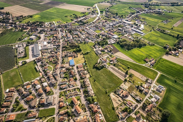 Luchtfoto van een klein dorpje op het platteland van de Po-vallei