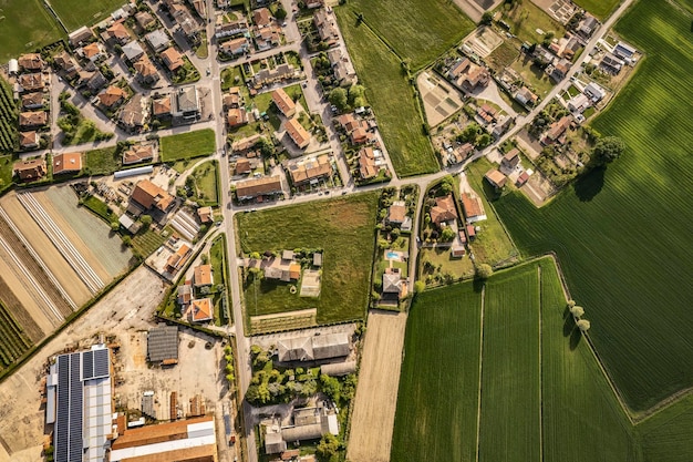 Luchtfoto van een klein dorpje op het platteland van de Po-vallei