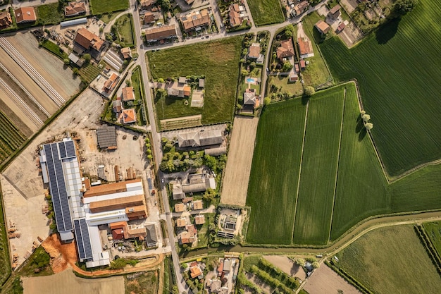 Luchtfoto van een klein dorpje op het platteland van de Po-vallei