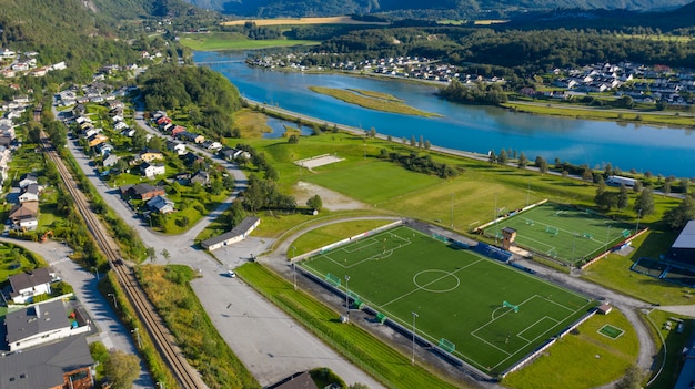 Luchtfoto van een klein sportveld voetbalveld in een dorp