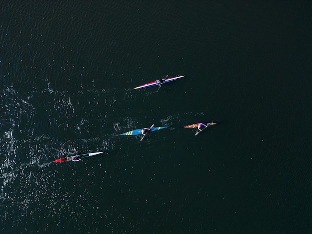 Luchtfoto van een kleine groep mensen kajakken op zee