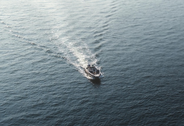 Luchtfoto van een kleine motorboot die in de zee vaart