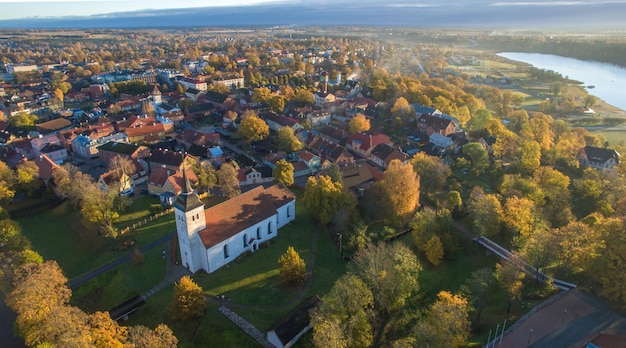 Luchtfoto van een kleine oude stad aan de rivier met pannendaken